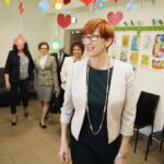 22.04.2018 Starachowice. Minister resortu Rodziny, Pracy i Polityki Społecznej Elżbieta Rafalska odwiedziła środowiskowy dom samopomocy przy ulicy Batalionów Chłopskich / Jarosław Kubalski / Radio Kielce