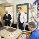 22.04.2018 Starachowice. Minister resortu Rodziny, Pracy i Polityki Społecznej Elżbieta Rafalska odwiedziła środowiskowy dom samopomocy przy ulicy Batalionów Chłopskich / Jarosław Kubalski / Radio Kielce