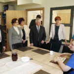 22.04.2018 Starachowice. Minister resortu Rodziny, Pracy i Polityki Społecznej Elżbieta Rafalska odwiedziła środowiskowy dom samopomocy przy ulicy Batalionów Chłopskich / Jarosław Kubalski / Radio Kielce