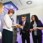 22.04.2018 Starachowice. Minister resortu Rodziny, Pracy i Polityki Społecznej Elżbieta Rafalska odwiedziła środowiskowy dom samopomocy przy ulicy Batalionów Chłopskich / Jarosław Kubalski / Radio Kielce