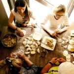 23.04.2018 Kielce. Fundacja Szansa dla Niewidomych uczy osoby niewidome gotowania w restauracji Wegemania / Jarosław Kubalski / Radio Kielce