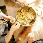 23.04.2018 Kielce. Fundacja Szansa dla Niewidomych uczy osoby niewidome gotowania w restauracji Wegemania / Jarosław Kubalski / Radio Kielce