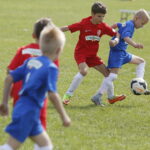 24.04.2018 Ćmińsk. Turniej piłki nożnej „Z podwórka na stadion o Puchar Tymbarku”. Mecz Hetmanik Włoszczowa - Neptun Końskie / Jarosław Kubalski / Radio Kielce