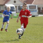 24.04.2018 Ćmińsk. Turniej piłki nożnej „Z podwórka na stadion o Puchar Tymbarku”. Mecz Hetmanik Włoszczowa - Neptun Końskie / Jarosław Kubalski / Radio Kielce