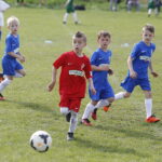 24.04.2018 Ćmińsk. Turniej piłki nożnej „Z podwórka na stadion o Puchar Tymbarku”. Mecz Hetmanik Włoszczowa - Neptun Końskie / Jarosław Kubalski / Radio Kielce