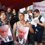 25.04.2018 Kielce. Protest pod UW przeciwko powołaniu prof. Bogdana Chazana na świętokrzyskiego konsultanta ds. ginekologii i położnictwa / Jarosław Kubalski / Radio Kielce