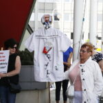 25.04.2018 Kielce. Protest pod UW przeciwko powołaniu prof. Bogdana Chazana na świętokrzyskiego konsultanta ds. ginekologii i położnictwa / Jarosław Kubalski / Radio Kielce