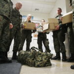 25.04.2018 Kielce. Żołnierze z Centrum Przygotowań do Misji Zagranicznych odwiedzili dzieci w centrum pediatrycznym szpitala na Czarnowie / Jarosław Kubalski / Radio Kielce