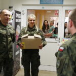 25.04.2018 Kielce. Żołnierze z Centrum Przygotowań do Misji Zagranicznych odwiedzili dzieci w centrum pediatrycznym szpitala na Czarnowie / Jarosław Kubalski / Radio Kielce