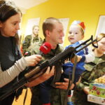 25.04.2018 Kielce. Żołnierze z Centrum Przygotowań do Misji Zagranicznych odwiedzili dzieci w centrum pediatrycznym szpitala na Czarnowie / Jarosław Kubalski / Radio Kielce