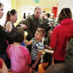 25.04.2018 Kielce. Żołnierze z Centrum Przygotowań do Misji Zagranicznych odwiedzili dzieci w centrum pediatrycznym szpitala na Czarnowie / Jarosław Kubalski / Radio Kielce