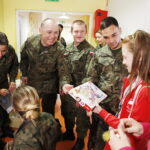 25.04.2018 Kielce. Żołnierze z Centrum Przygotowań do Misji Zagranicznych odwiedzili dzieci w centrum pediatrycznym szpitala na Czarnowie / Jarosław Kubalski / Radio Kielce