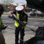 W aucie, które uczestniczyło w wypadku policjanci znaleźli broń pneumatyczną / Jarosław Kubalski / Radio Kielce