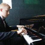 23.04.2018 Skarżysko - Kamienna. Państwowa szkoła muzyczna. Konkurs młodych pianistów. Próby. Grzegorz Malacina z Rabki Zdrój / Jarosław Kubalski / Radio Kielce