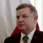 Wręczenie Krzyża Kawalerskiego Orderu Odrodzenia Polski rodzinie zmarłego ks. biskupa seniora diecezji sandomierskiej Wacława Świerzawskiego. Na zdjęciu: Jarosław Rusiecki - senator RP / Marzena Mąkosa / Radio Kielce