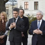 Rocznica katastrofy smoleńskiej. Na zdjęciu: Małgorzata Pruś - dyrektor Biura Poselskiego Krzysztofa Lipca, posła PiS, Krzysztof Słoń - senator RP i Krzysztof Lipiec - poseł PiS / Marzena Mąkosa / Radio Kielce