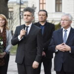 Rocznica katastrofy smoleńskiej. Na zdjęciu: Małgorzata Pruś - dyrektor Biura Poselskiego Krzysztofa Lipca, posła PiS, Krzysztof Słoń - senator RP i Krzysztof Lipiec - poseł PiS / Marzena Mąkosa / Radio Kielce