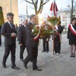 Rocznica katastrofy smoleńskiej. Krzysztof Lipiec - poseł PiS i Krzysztof Słoń - senator RP składają kwiaty  / Marzena Mąkosa / Radio Kielce