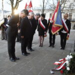 Rocznica katastrofy smoleńskiej. Krzysztof Lipiec - poseł PiS i Krzysztof Słoń - senator RP składają kwiaty  / Marzena Mąkosa / Radio Kielce