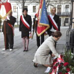 Rocznica katastrofy smoleńskiej. Agata Wojtyszek - wojewoda świętokrzyski składa kwiaty / Marzena Mąkosa / Radio Kielce