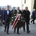 Rocznica katastrofy smoleńskiej. Kwiaty składa dyrektor Wzgórza Zamkowego, Rafał Nowak / Marzena Mąkosa / Radio Kielce