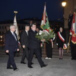 Rocznica katastrofy smoleńskiej. Krzysztof Lipiec - poseł PiS i Krzysztof Słoń - senator RP składają kwiaty  / Marzena Mąkosa / Radio Kielce