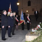 Rocznica katastrofy smoleńskiej. Krzysztof Lipiec - poseł PiS i Krzysztof Słoń - senator RP składają kwiaty  / Marzena Mąkosa / Radio Kielce