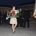 Rocznica katastrofy smoleńskiej. Agata Wojtyszek - wojewoda świętokrzyski składa kwiaty  / Marzena Mąkosa / Radio Kielce