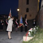 Rocznica katastrofy smoleńskiej. Agata Wojtyszek - wojewoda świętokrzyski składa kwiaty  / Marzena Mąkosa / Radio Kielce