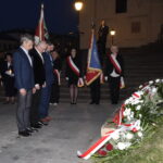 Rocznica katastrofy smoleńskiej. Kwiaty składa Rafał Nowak - dyrektor Wzgórza Zamkowego w Kielcach  / Marzena Mąkosa / Radio Kielce