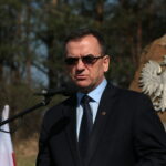 8. rocznica katastrofy smoleńskiej. Na kieleckiej Grabinie odbyły się miejskie uroczystości upamiętniające ofiary tej tragedii. Janusz Koza, sekretarz miasta / Marzena Mąkosa / Radio Kielce