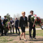 8. rocznica katastrofy smoleńskiej. Na kieleckiej Grabinie odbyły się miejskie uroczystości upamiętniające ofiary tej tragedii. Kwiaty składa Dorota Koczwańska-Kalita, naczelnik kieleckiej delegatury Instytutu Pamięci Narodowej  / Marzena Mąkosa / Radio Kielce