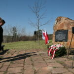 8. rocznica katastrofy smoleńskiej. Na kieleckiej Grabinie odbyły się miejskie uroczystości upamiętniające ofiary tej tragedii. Kwiaty składa Dorota Koczwańska-Kalita, naczelnik kieleckiej delegatury Instytutu Pamięci Narodowej  / Marzena Mąkosa / Radio Kielce