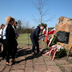 8. rocznica katastrofy smoleńskiej. Na kieleckiej Grabinie odbyły się miejskie uroczystości upamiętniające ofiary tej tragedii. Kwiaty składa Sylwester Ozga, dyrektor Szkoły Podstawowej nr 25 w Kielcach oraz uczniowie  / Marzena Mąkosa / Radio Kielce