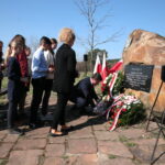 8. rocznica katastrofy smoleńskiej. Na kieleckiej Grabinie odbyły się miejskie uroczystości upamiętniające ofiary tej tragedii. Kwiaty składa Sylwester Ozga, dyrektor Szkoły Podstawowej nr 25 w Kielcach oraz uczniowie  / Marzena Mąkosa / Radio Kielce