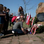 8. rocznica katastrofy smoleńskiej. Na kieleckiej Grabinie odbyły się miejskie uroczystości upamiętniające ofiary tej tragedii. Kwiaty składa Sylwester Ozga, dyrektor Szkoły Podstawowej nr 25 w Kielcach oraz uczniowie  / Marzena Mąkosa / Radio Kielce