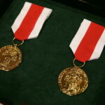 Wręczenie aktów mianowania na wyższe stopnie wojskowe oraz wręczenie medali „Za zasługi dla Obronności Kraju” dla weteranów walk z II wojny światowej. / Marzena Mąkosa / Radio Kielce