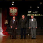 Wręczenie aktów mianowania na wyższe stopnie wojskowe oraz wręczenie medali „Za zasługi dla Obronności Kraju” dla weteranów walk z II wojny światowej. Odznaczenia otrzymują: ppłk Zenon Markiewicz ps. "pisarczyk", kpt Bogdan Eubich ps. "matros", ppor Waldemar Mazurek ps. "waldek" / Marzena Mąkosa / Radio Kielce