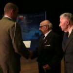 Wręczenie aktów mianowania na wyższe stopnie wojskowe oraz wręczenie medali „Za zasługi dla Obronności Kraju” dla weteranów walk z II wojny światowej. Odznaczenia otrzymują: ppłk Zenon Markiewicz ps. "pisarczyk", kpt Bogdan Eubich ps. "matros", ppor Waldemar Mazurek ps. "waldek" / Marzena Mąkosa / Radio Kielce