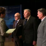 Wręczenie aktów mianowania na wyższe stopnie wojskowe oraz wręczenie medali „Za zasługi dla Obronności Kraju” dla weteranów walk z II wojny światowej. Odznaczenia otrzymują: ppłk Zenon Markiewicz ps. "pisarczyk", kpt Bogdan Eubich ps. "matros", ppor Waldemar Mazurek ps. "waldek" / Marzena Mąkosa / Radio Kielce