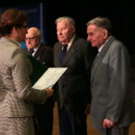 Wręczenie aktów mianowania na wyższe stopnie wojskowe oraz wręczenie medali „Za zasługi dla Obronności Kraju” dla weteranów walk z II wojny światowej. Odznaczenia otrzymują: ppłk Zenon Markiewicz ps. "pisarczyk", kpt Bogdan Eubich ps. "matros", ppor Waldemar Mazurek ps. "waldek" / Marzena Mąkosa / Radio Kielce