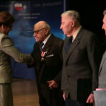 Wręczenie aktów mianowania na wyższe stopnie wojskowe oraz wręczenie medali „Za zasługi dla Obronności Kraju” dla weteranów walk z II wojny światowej. Odznaczenia otrzymują: ppłk Zenon Markiewicz ps. "pisarczyk", kpt Bogdan Eubich ps. "matros", ppor Waldemar Mazurek ps. "waldek" / Marzena Mąkosa / Radio Kielce