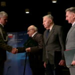 Wręczenie aktów mianowania na wyższe stopnie wojskowe oraz wręczenie medali „Za zasługi dla Obronności Kraju” dla weteranów walk z II wojny światowej. Odznaczenia otrzymują: ppłk Zenon Markiewicz ps. "pisarczyk", kpt Bogdan Eubich ps. "matros", ppor Waldemar Mazurek ps. "waldek" / Marzena Mąkosa / Radio Kielce