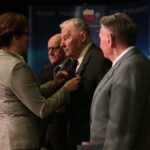 Wręczenie aktów mianowania na wyższe stopnie wojskowe oraz wręczenie medali „Za zasługi dla Obronności Kraju” dla weteranów walk z II wojny światowej. Odznaczenia otrzymują: ppłk Zenon Markiewicz ps. "pisarczyk", kpt Bogdan Eubich ps. "matros", ppor Waldemar Mazurek ps. "waldek" / Marzena Mąkosa / Radio Kielce