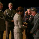 Wręczenie aktów mianowania na wyższe stopnie wojskowe oraz wręczenie medali „Za zasługi dla Obronności Kraju” dla weteranów walk z II wojny światowej. Odznaczenia otrzymują: ppłk Zenon Markiewicz ps. "pisarczyk", kpt Bogdan Eubich ps. "matros", ppor Waldemar Mazurek ps. "waldek" / Marzena Mąkosa / Radio Kielce