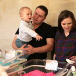 Trojaczki opuściły Wojewódzki Szpital Zespolony. Na zdjęciu: Katarzyna i Marek Bąk / Marzena Mąkosa / Radio Kielce