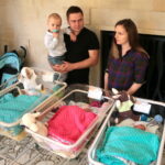 Trojaczki opuściły Wojewódzki Szpital Zespolony. Na zdjęciu: Katarzyna i Marek Bąk z dziećmi / Marzena Mąkosa / Radio Kielce