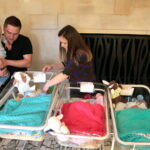 Trojaczki opuściły Wojewódzki Szpital Zespolony. Na zdjęciu: Katarzyna i Marek Bąk z dziećmi / Marzena Mąkosa / Radio Kielce