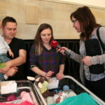 Trojaczki opuściły Wojewódzki Szpital Zespolony. Na zdjęciu: Katarzyna i Marek Bąk z dziećmi oraz Iwona Murawska - Radio Kielce / Marzena Mąkosa / Radio Kielce