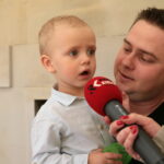 Trojaczki opuściły Wojewódzki Szpital Zespolony. Marek Bąk z synem / Marzena Mąkosa / Radio Kielce